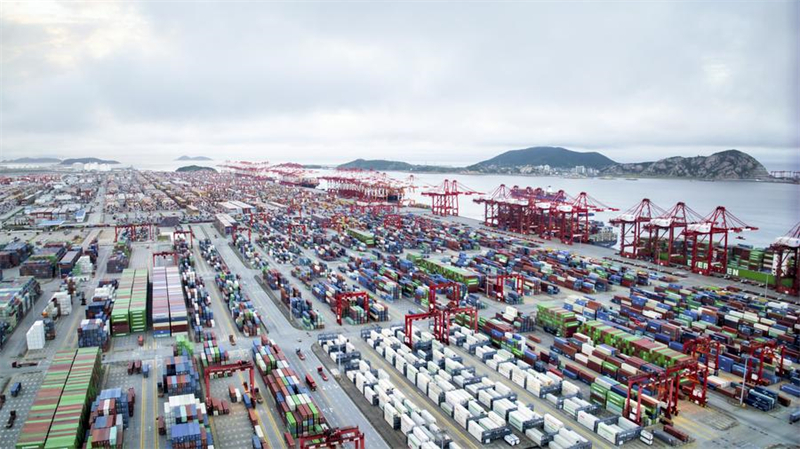 Cette photo prise le 17 septembre 2023 montre une vue du terminal à conteneurs automatisé du port en eaux profondes Yangshan de Shanghai, dans l'est de la Chine. (Photo : Wang Yiming)
