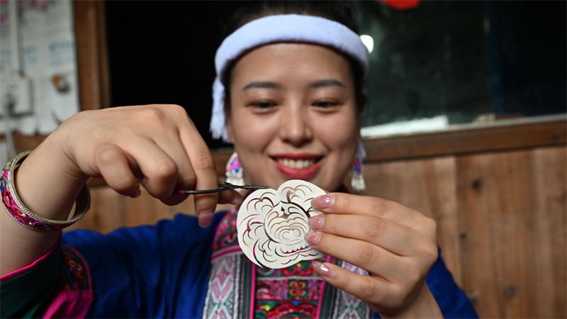 Guangxi : les ? compétences du bout des doigts ? aident les villageois de Sanjiang à augmenter leurs revenus