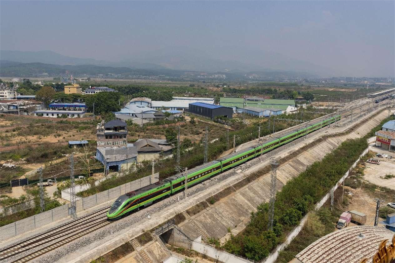 Des enfants de l'école primaire de la rue Kaiping à Qingdao, dans la province du Shandong (est de la Chine), regardent des maquettes de trains à grande vitesse Fuxing (??Renaissance??) et Hexie (??Harmonie??) au Musée ferroviaire de Jiaoji. (Wang Haibin / Pic.people.com.cn)