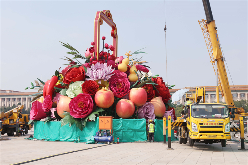 La construction du panier de fleurs ? V?ux à la mère patrie ? de la place Tian'anmen de Beijing est en cours