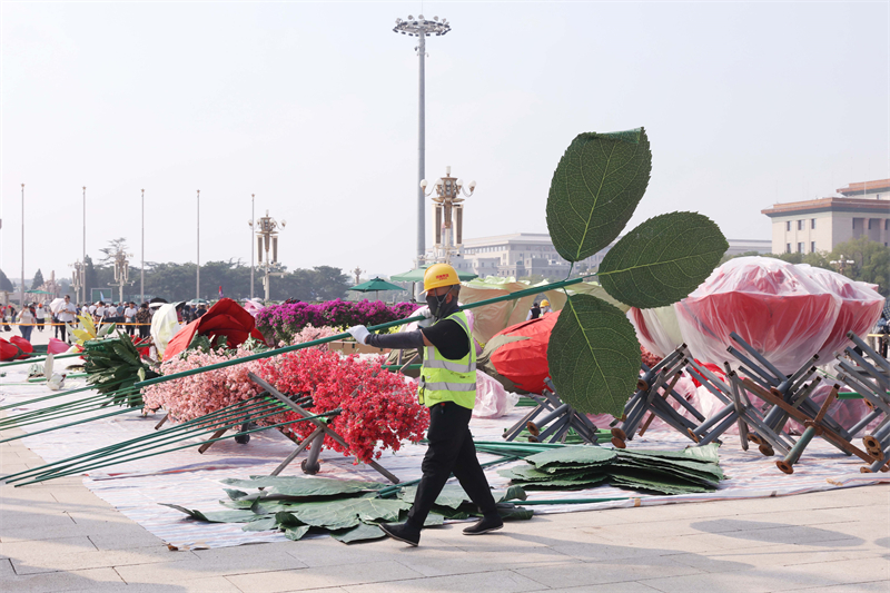 La construction du panier de fleurs ? V?ux à la mère patrie ? de la place Tian'anmen de Beijing est en cours