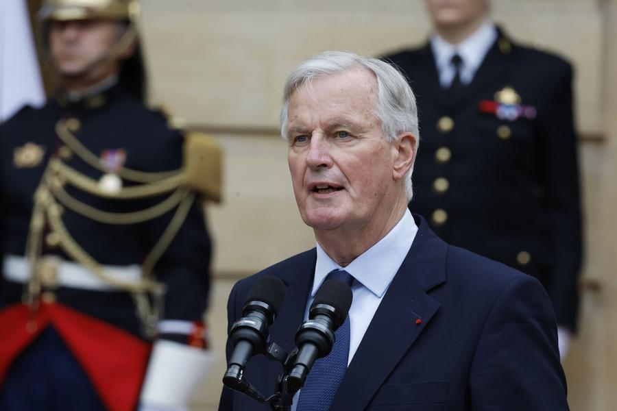 Photo prise le 5 septembre 2024 montrant le nouveau Premier ministre Michel Barnier s'exprimant lors de la cérémonie de passation de pouvoir à l'H?tel de Matignon à Paris, en France. (Xinhua/Henri Szwarc)
