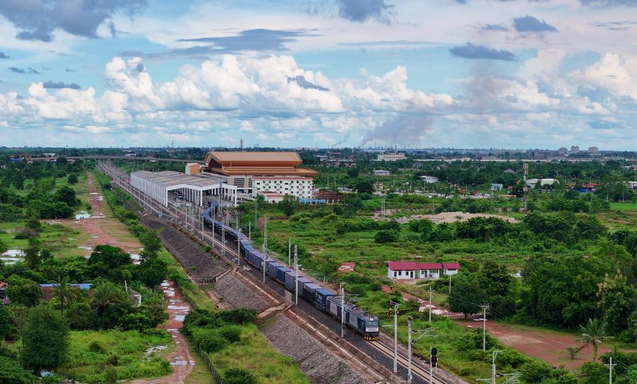 Photo d'un train entièrement chargé quittant la gare de Vientiane, au Laos, et se dirigeant vers Kunming, capitale de la province chinoise du Yunnan (sud-ouest), le 5 ao?t 2024. (Photo : Yang Yongquan)