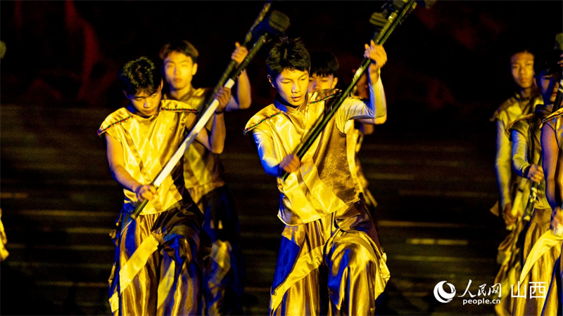 Shanxi : des fleurs de fer éblouissantes millénaires s'épanouissent la nuit à Situ