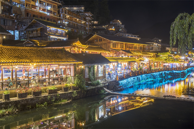 Guizhou : l'éblouissante vue nocturne du village Miao de Xijiang Qianhu