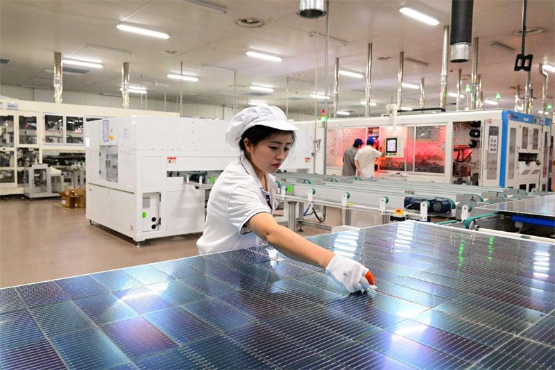 Une ouvrière est occupée à produire et à expédier les commandes sur la ligne d'inspection intelligente numérique de modules photovolta?ques de 3 GW de la société Zhejiang Runma Solar Group Co., Ltd., à Jinhua, dans la province du Zhejiang (est de la Chine). (Shi Bufa / Pic.people.com.cn)