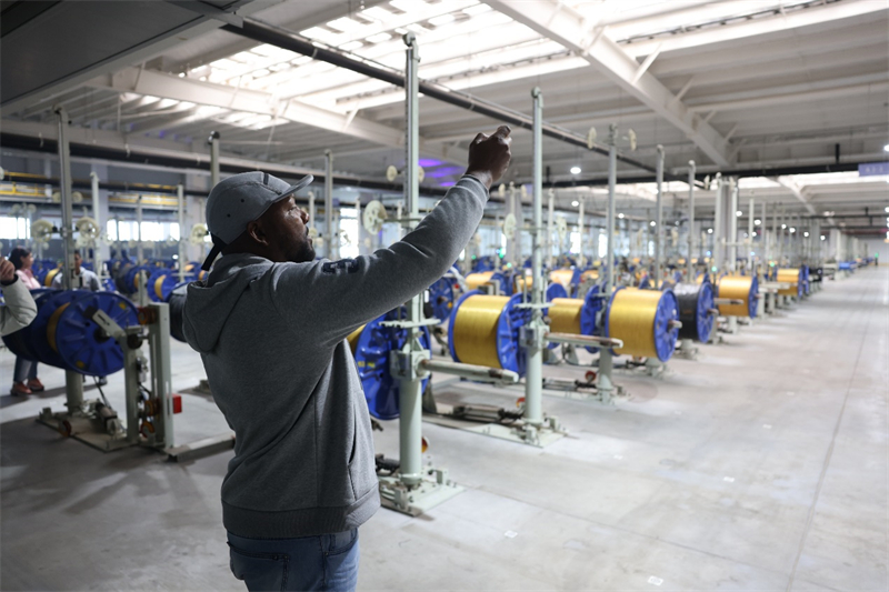 Jiangsu : des journalistes des pays d'Amérique latine et des Cara?bes découvrent de près l'industrie sidérurgique chinoise à Huai'an