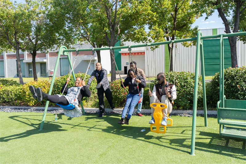 Jiangsu : à Huai'an, le gazon artificiel fait le bonheur des journalistes des pays d'Amérique latine et des Cara?bes