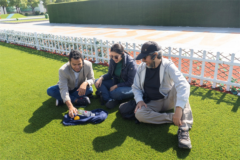 Jiangsu : à Huai'an, le gazon artificiel fait le bonheur des journalistes des pays d'Amérique latine et des Cara?bes