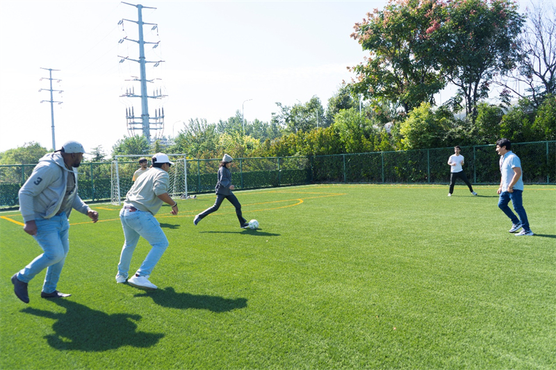 Jiangsu : à Huai'an, le gazon artificiel fait le bonheur des journalistes des pays d'Amérique latine et des Cara?bes