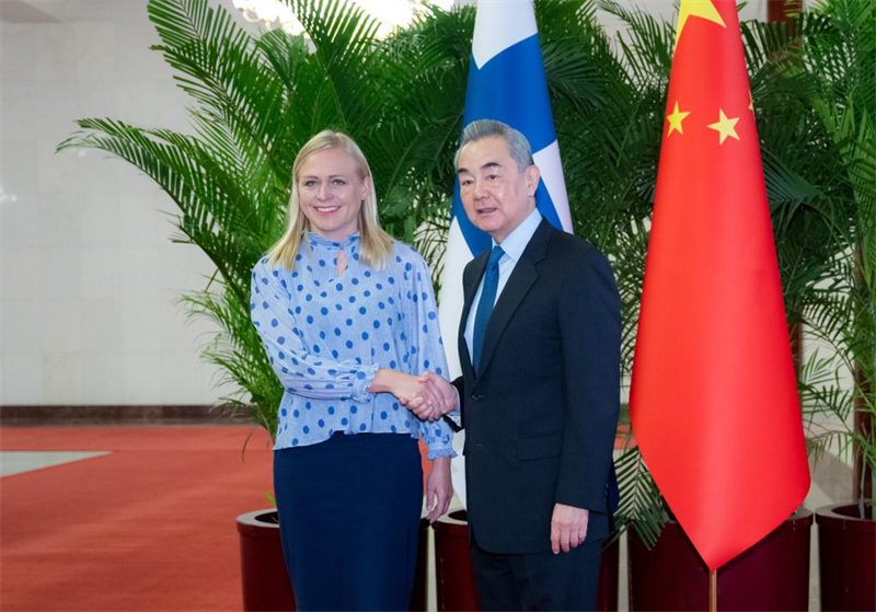 Le ministre chinois des AE s'entretient avec son homologue finlandaise