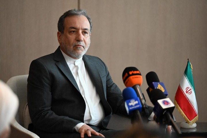 Photo prise le 22 octobre 2024 montrant le ministre iranien des Affaires étrangères, Abbas Araghchi, s'exprimant lors d'une conférence de presse à Kowe?t City, au Kowe?t. (Xinhua/Asad)