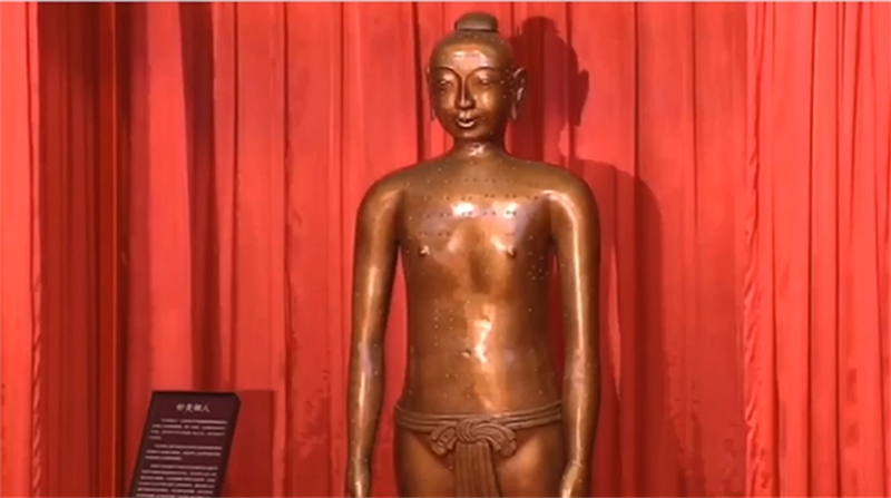 Les cadeaux d'état de Xi Jinping : une statue d'acupuncture en bronze offerte par le président chinois à l'OMS