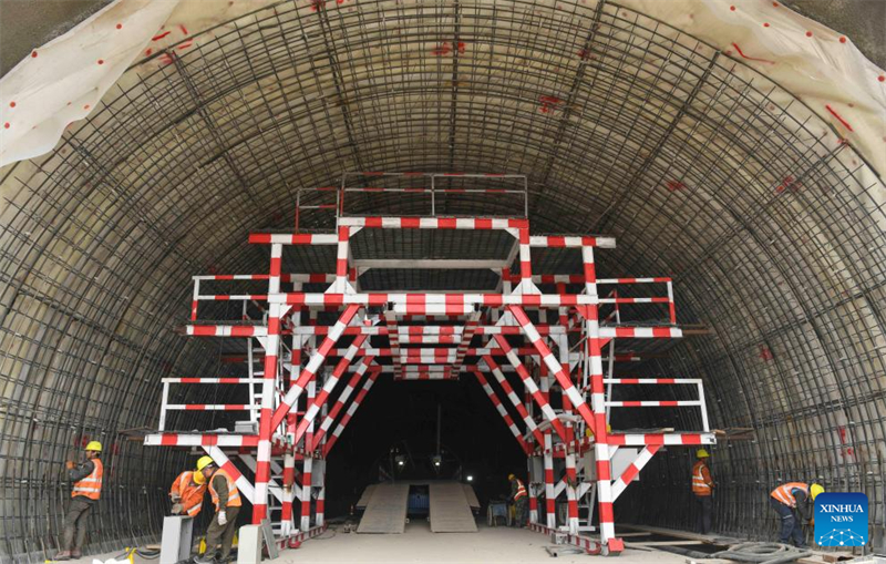 Xinjiang : le plus long tunnel autoroutier du monde bient?t percé