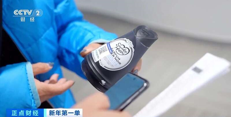 Zhejiang : jambon ibérique d'Espagne, vin rouge fran?ais ... à Yiwu, la popularité des ? produits du Nouvel An étrangers ? ne se dément pas