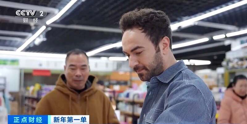 Zhejiang : jambon ibérique d'Espagne, vin rouge fran?ais ... à Yiwu, la popularité des ? produits du Nouvel An étrangers ? ne se dément pas