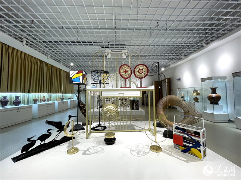 Fujian : à Anxi, on ? tresse ? le fer et le rotin pour faire des meubles très appréciés