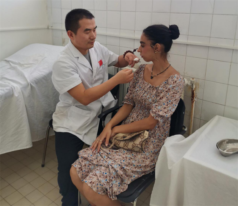 Un médecin chinois traite une patiente avec l'acupuncture. (Photo fournie par l'équipe d'aide médicale de la Chine en Algérie)