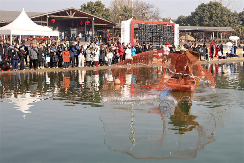 Zhejiang : ouverture du festival des marchandises du Nouvel An à la ? Cité du poisson ? de Jiaxing