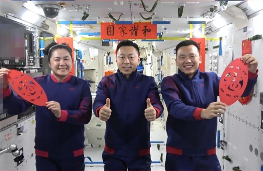 Cette image non datée issue d'une vidéo montre les astronautes de Shenzhou-19 envoyant leurs v?ux de la fête du Printemps depuis la station spatiale chinoise Tiangong. (Xinhua)
