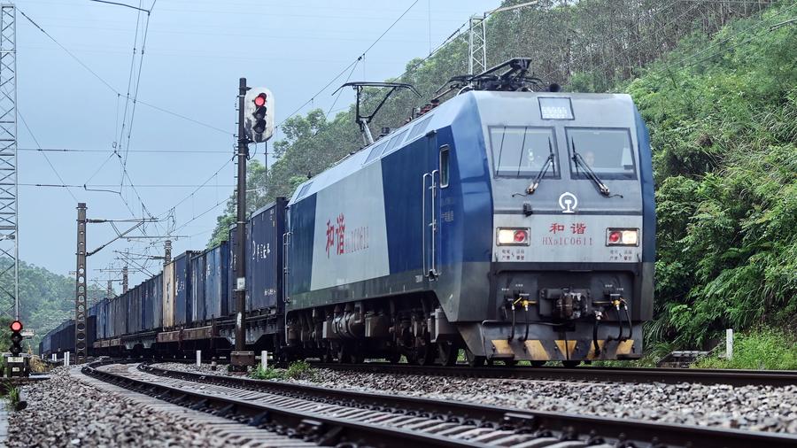 Un train circule sur une voie ferrée faisant partie du Nouveau corridor commercial international terre-mer le 2 ao?t 2024. (Photo : Zhang Ailin)
