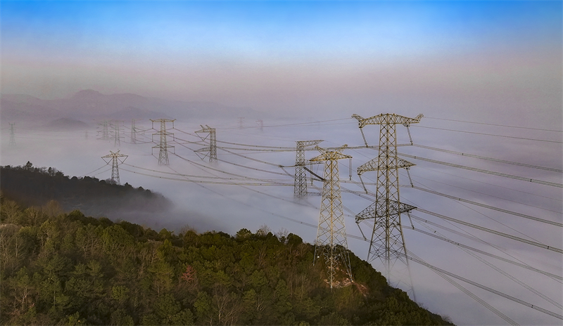Anhui : des tours de fer ? basées sur les nuages ? aident à promouvoir le développement de l'énergie verte à Wuhu