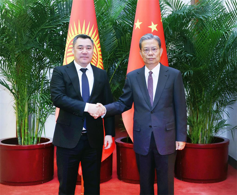 Le plus haut législateur chinois rencontre le président kirghize