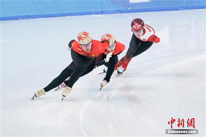 L'équipe chinoise de patinage sur la vitesse sur courte piste participe à un entra?nement pré-compétition pour les Jeux asiatiques d'hiver 2025 à Harbin, capitale de la province du Heilongjiang (nord-est de la Chine), le 6 février 2025. (Zhao Yuhang / China News Service)