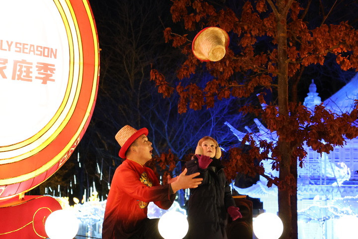 Photo d'un acrobate chinois interagissant avec le public fran?ais lors du Festival des lanternes du jardin Yuyuan tenu au Jardin d'Acclimatation, à Paris, en France, le 31 janvier 2024. (Photo : Zhang Baihui)