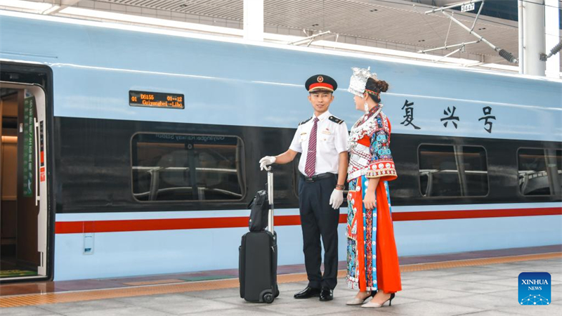 Lu Jinsheng et son épouse assistent à l'événement de lancement de la section du Guizhou du chemin de fer à grande vitesse Guiyang-Nanning à la gare du Nord de Guiyang, capitale de la province de Guizhou (sud-ouest de la Chine), le 8 ao?t 2023. (Photo / Xinhua)