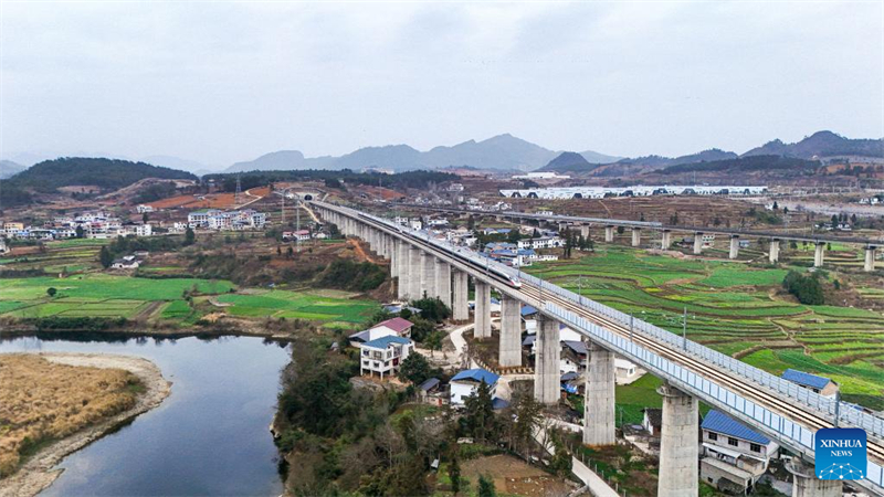 Guizhou : un conducteur de train à grande vitesse témoin du développement des infrastructures de transport de sa ville natale