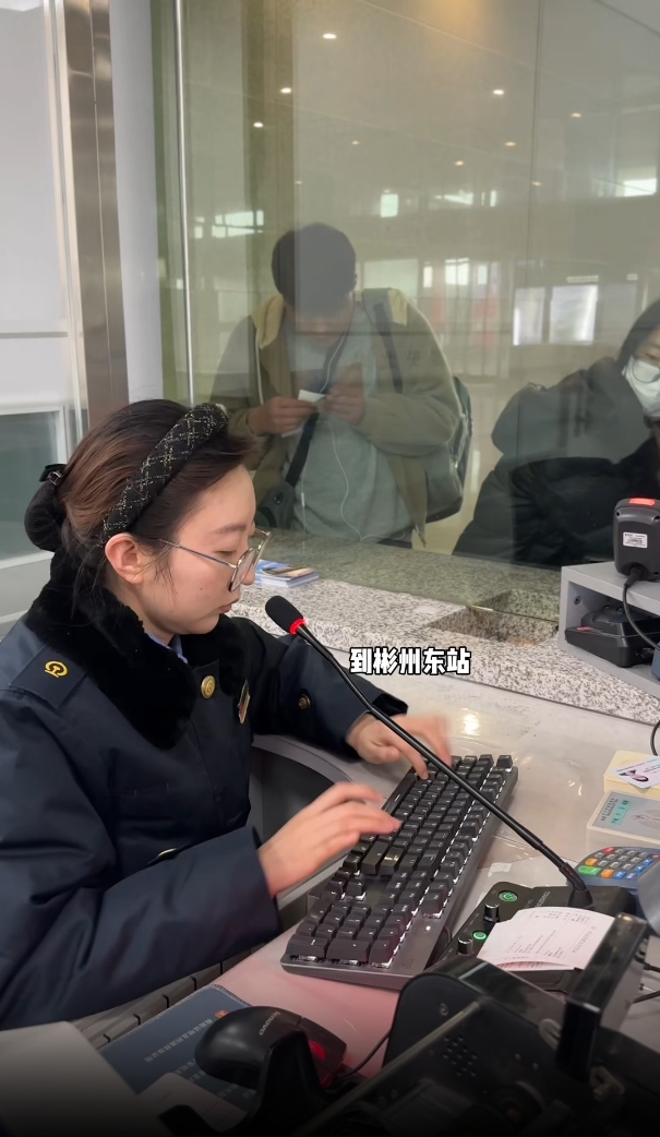 Shaanxi : une guichetière de la gare de Xi'an aux mains ultra rapides et au super niveau d'anglais
