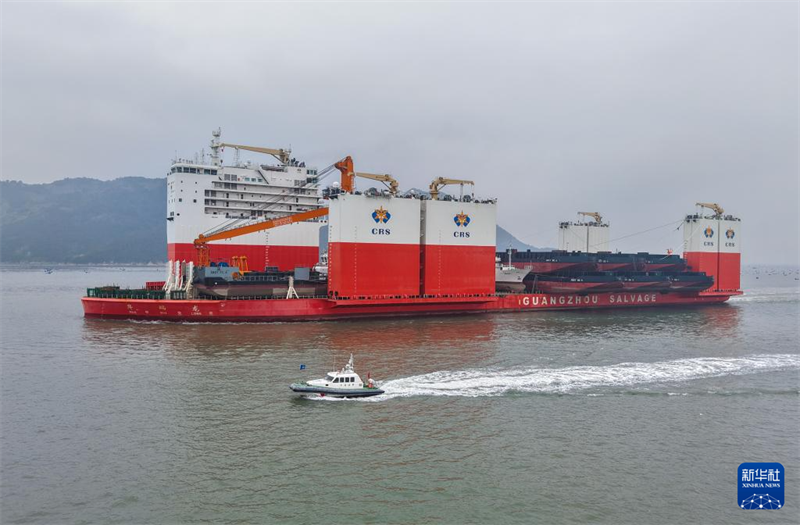 Le navire semi-submersible ? Huaruilong ? est parti vers l'Afrique avec un chargement de 13 bateaux