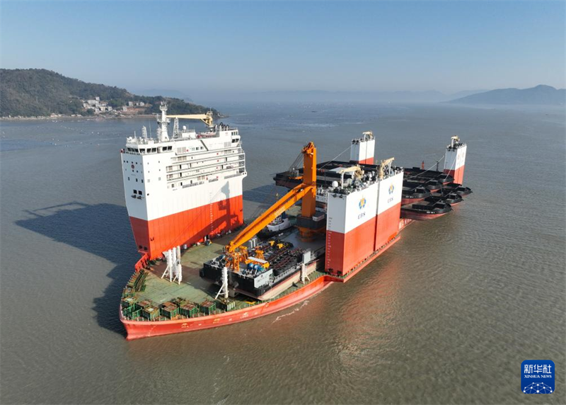 Le navire semi-submersible ? Huaruilong ? est parti vers l'Afrique avec un chargement de 13 bateaux