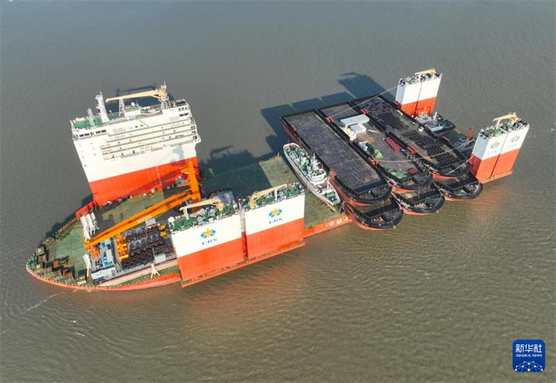 Le navire semi-submersible ? Huaruilong ? est parti vers l'Afrique avec un chargement de 13 bateaux