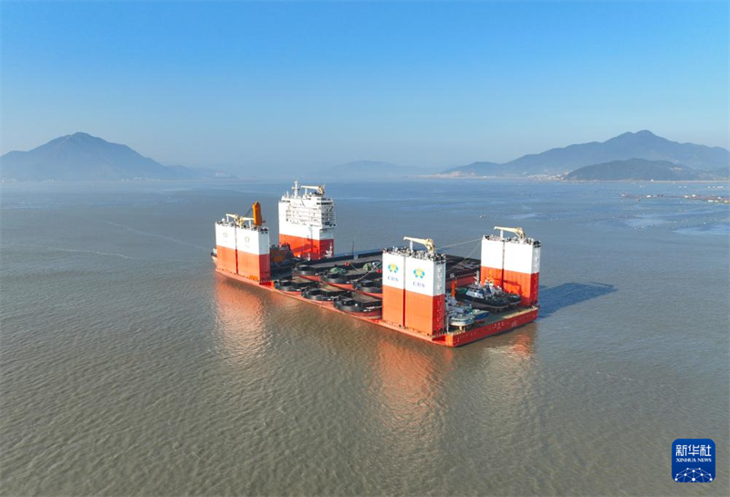 Le navire semi-submersible ? Huaruilong ? est parti vers l'Afrique avec un chargement de 13 bateaux