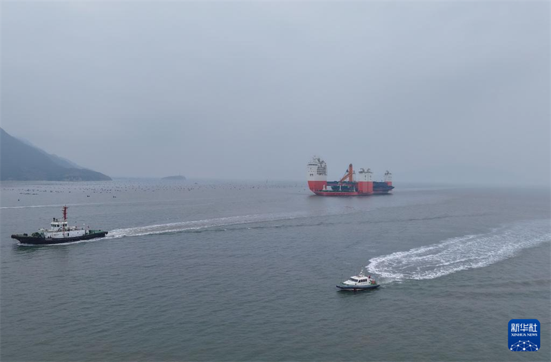 Le navire semi-submersible ? Huaruilong ? est parti vers l'Afrique avec un chargement de 13 bateaux
