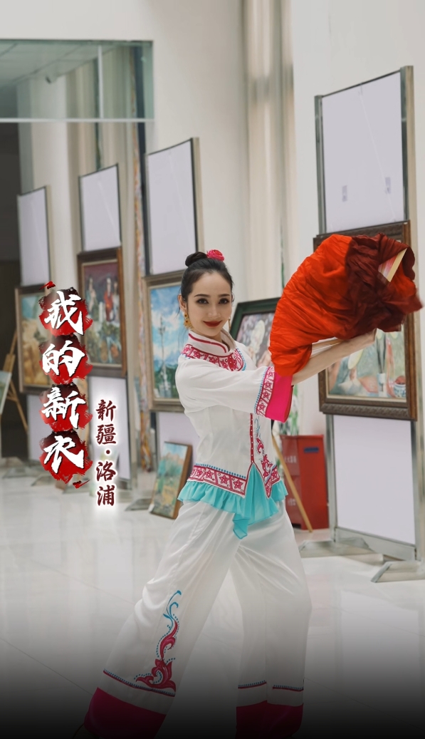 Une jeune femme du Xinjiang présente les costumes traditionnels de sa région