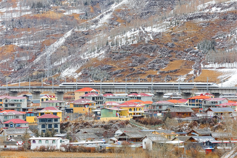 Sichuan : à Aba, les trains EMU soutiennent les secteurs de la culture et du tourisme