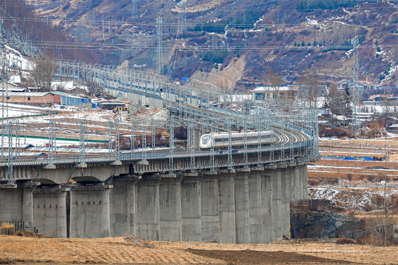 Sichuan : à Aba, les trains EMU soutiennent les secteurs de la culture et du tourisme