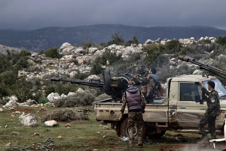 Des combattants syriens sont vus lors d'une opération dans le village de Hawik, dans la province centrale de Homs, en Syrie, le 7 février 2025. (Xinhua/Str)