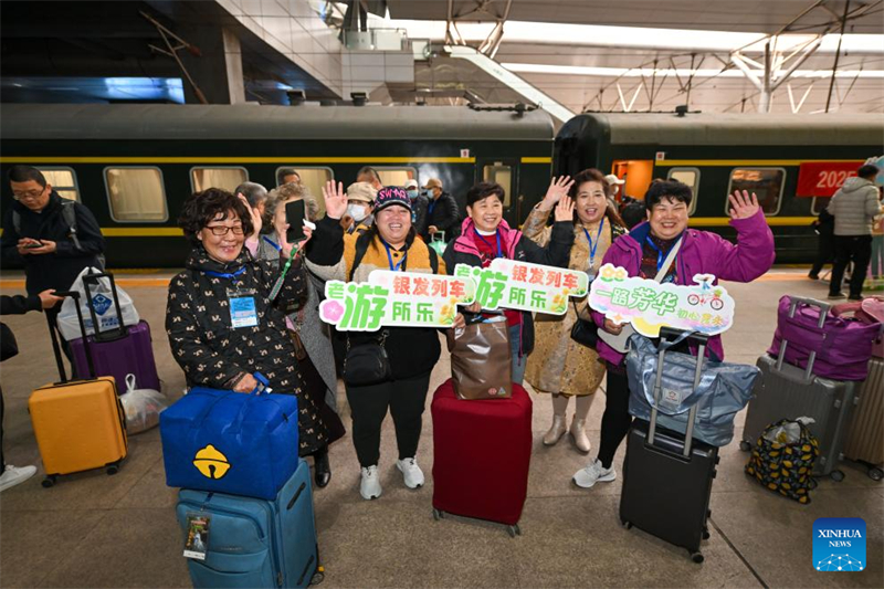 Un train touristique pour personnes agées est parti de Tianjin vers le sud de la Chine