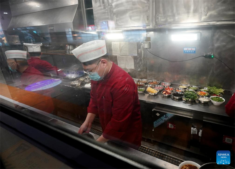 Un train touristique pour personnes agées est parti de Tianjin vers le sud de la Chine