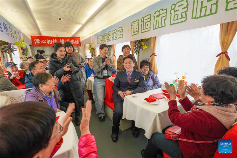 Un train touristique pour personnes agées est parti de Tianjin vers le sud de la Chine