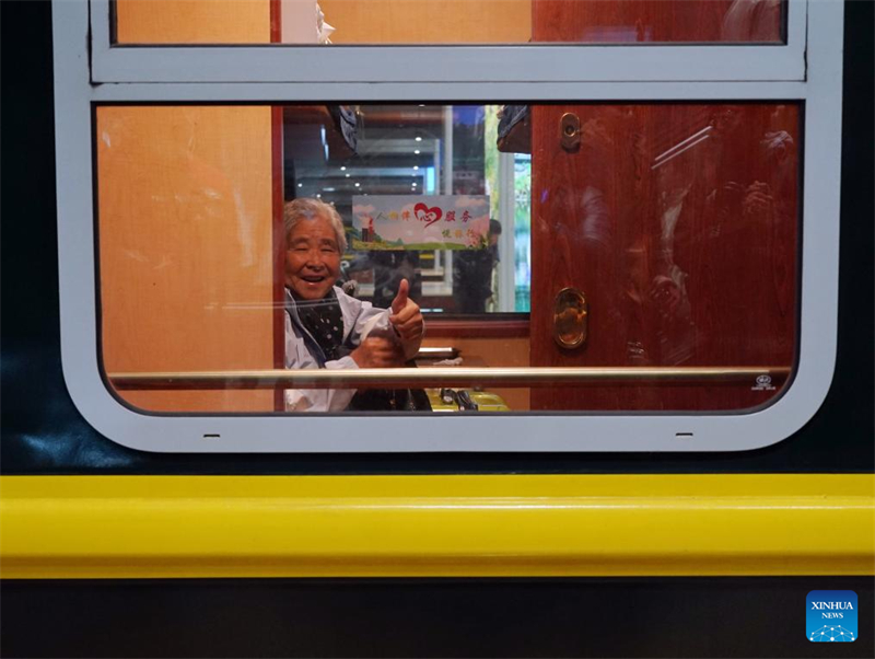 Un train touristique pour personnes agées est parti de Tianjin vers le sud de la Chine