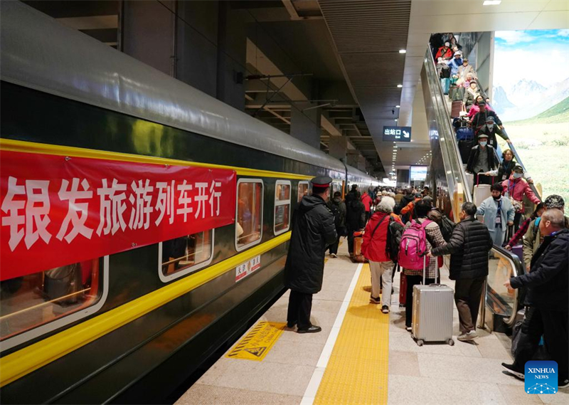 Un train touristique pour personnes agées est parti de Tianjin vers le sud de la Chine
