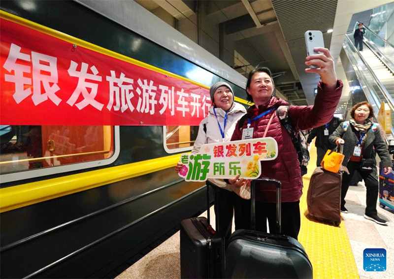 Un train touristique pour personnes agées est parti de Tianjin vers le sud de la Chine