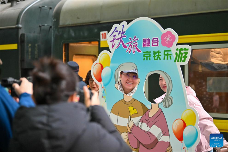 Un train touristique pour personnes agées est parti de Tianjin vers le sud de la Chine