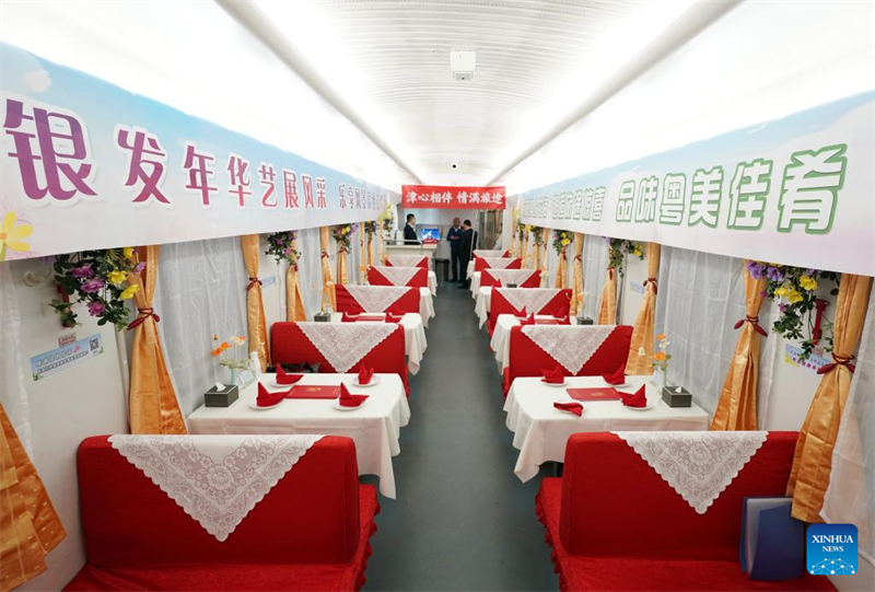 Un train touristique pour personnes agées est parti de Tianjin vers le sud de la Chine