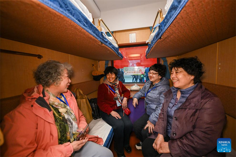 Un train touristique pour personnes agées est parti de Tianjin vers le sud de la Chine